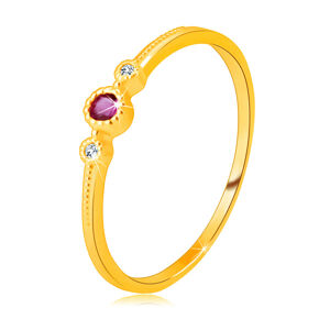 Diamantový prsten ze 14K žlutého zlata - rubín v objímce, čiré brilianty, drobné kuličky - Velikost: 58