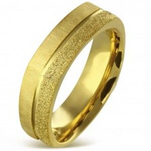 Hranatý prsten z chirurgické oceli zlaté barvy - pískovaný a saténový pás, 7 mm K04.09