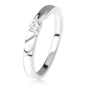 Lesklý prsten, čirý zirkon uprostřed, ozdobné výřezy, stříbro 925 SP34.07