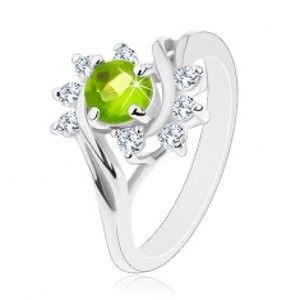 Lesklý prsten se stříbrnou barvou, oblouky z čirých zirkonů, světle zelený zirkon G07.10