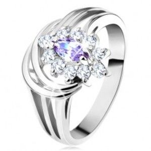 Lesklý prsten se stříbrnou barvou, světle fialové zrnko s čirými lupínky G12.15