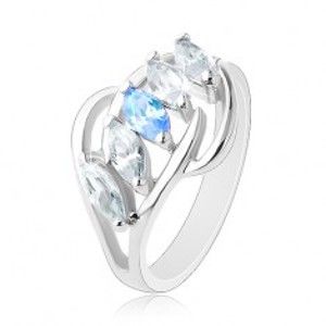 Lesklý prsten stříbrné barvy, obloučky, zrnka čiré a modré barvy R41.27