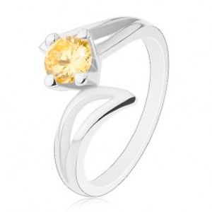 Blýskavý prsten s rozdělenými rameny, kulatý zirkon ve žlutém odstínu V13.09