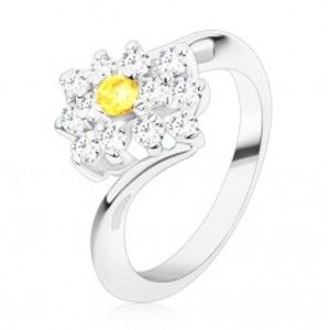 Blýskavý prsten ve stříbrném odstínu, kulatý žlutý zirkon v čirém obdélníku R48.28