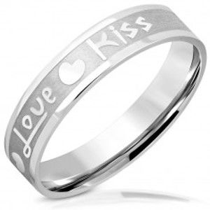 Prsten z oceli - matný pás s lesklými hranami, nápis "Love" a "Kiss", srdíčka, 5 mm J04.19