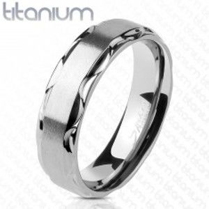 Prsten z titanu s matným středem a lesklými vlnitými okraji, 6 mm K08.04