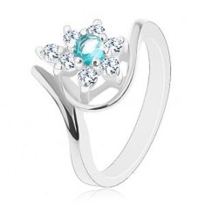 Prsten stříbrné barvy, zářivý čirý květ se světle modrým středem, oblouky G07.07