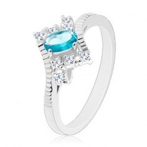 Prsten ve stříbrné barvě, oválný světle modrý zirkon, zářezy na ramenech G02.01