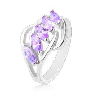 Prsten ve stříbrném odstínu, světle fialová zirkonová zrnka, lesklé oblouky R34.3