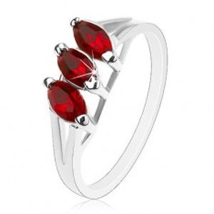 Prsten ve stříbrném odstínu, úzká rozdvojená ramena, tmavě červená zrna AC11.03