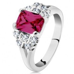 Prsten ve stříbrném odstínu, růžový zirkonový obdélník, čiré zirkonky - Velikost: 50