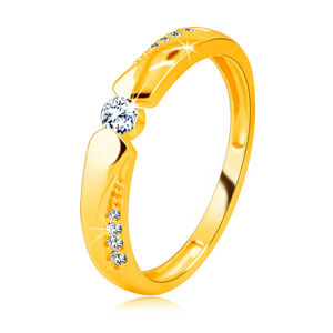 Prsten z 9K zlata - kulatý zirkon, ramena se zářezem zdobená zirkony - Velikost: 51