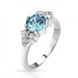 Prsten z oceli - vystouplý modrý zirkon uprostřed a čiré kameny E1.5