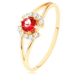 Prsten ze žlutého 9K zlata - kulatý červený granát mezi čirými obloučky - Velikost: 54
