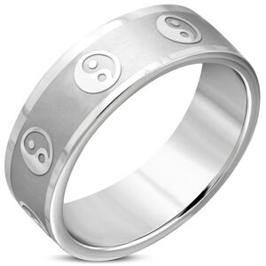 Širší prsten z chirurgické oceli - symbol jin a jang, matný pás, lesklé hrany, 8 mm - Velikost: 67