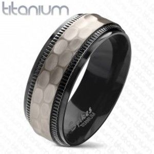 Titanový prsten, černé vroubkované okraje, broušený matný středový pás, 8 mm AB05.16
