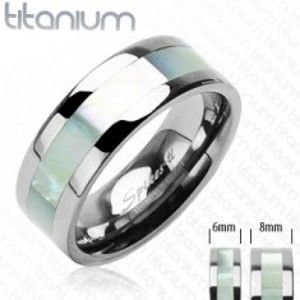Titanový prsten stříbrné barvy s perleťovým pruhem uprostřed D15.8