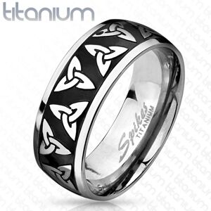 Titanový prsten stříbrné a černé barvy, lesklé okraje, keltské symboly, 8 mm - Velikost: 63