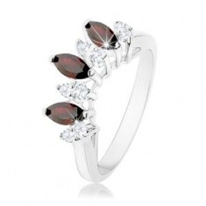 Třpytivý prsten stříbrné barvy, čirá a tmavě červená zirkonová zrnka K6.17