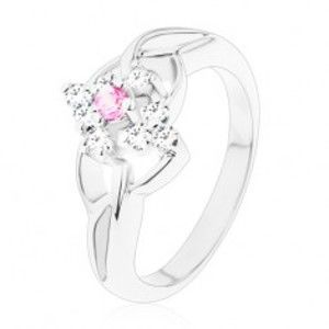 Třpytivý prsten ve stříbrné barvě, čirý kosočtverec s růžovým středem V11.30