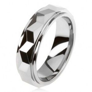 Wolframový prsten stříbrné barvy, geometricky broušený vyvýšený pás AB33.17