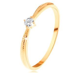 Zásnubní prsten ve žlutém 14K zlatě - kulatý čirý zirkon, vroubky na ramenech - Velikost: 64